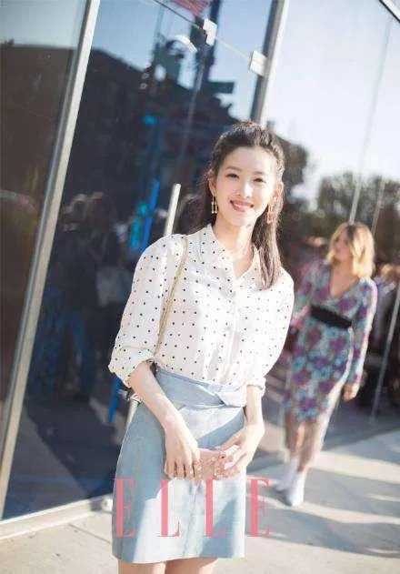 章泽天和奚梦瑶苏芒等人一起聚餐的照片中谁最气质出众?
