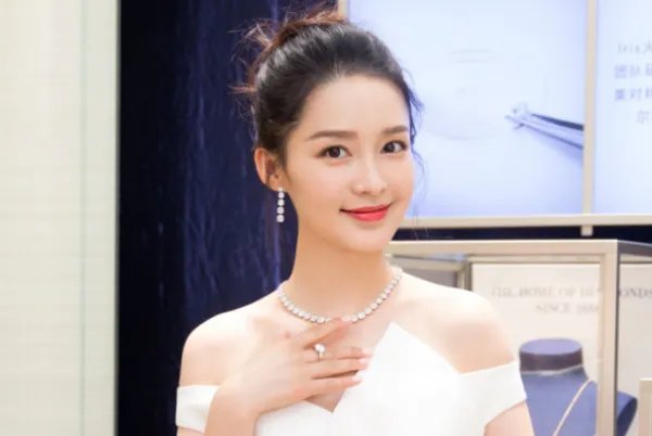 如何看待李沁工作室撤下单身声明这件事?