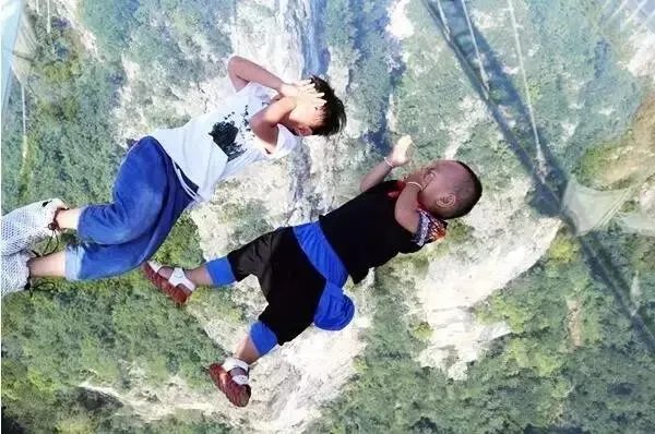 重庆现高80米吓破胆的“天空悬廊”是怎么建的?