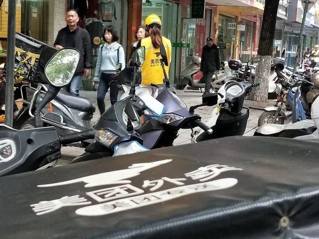 路上越来越多的女外卖骑手说明什么?