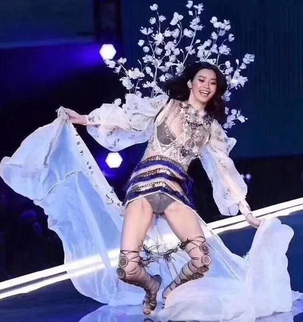 2017维密大秀,超模奚梦瑶不慎摔倒,未来的道路会如何?