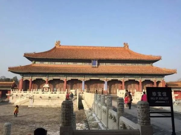 注意了吗?北京故宫匾额上有一根箭,为何200年不摘