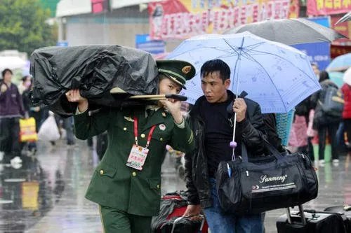 军民一家亲!关于游客帮哨兵撑伞一事,你有何看法?
