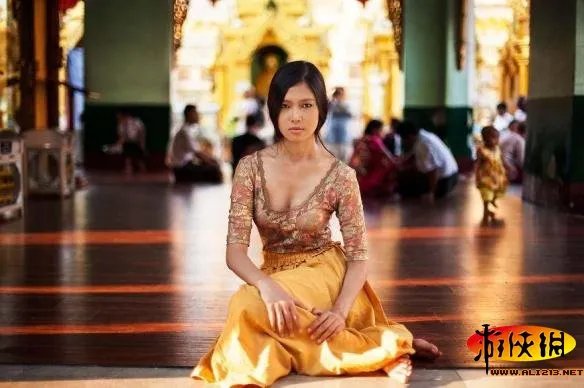 世界美女地图:罗马尼亚29岁女子穷游37国专拍正妹