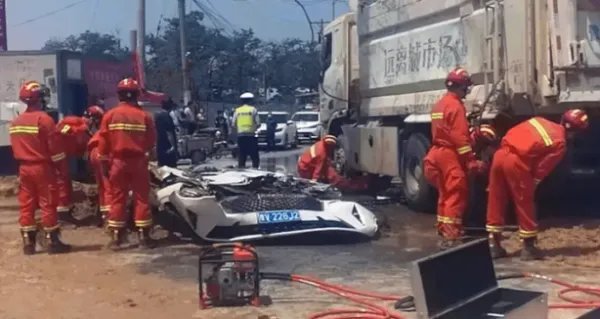 河南渣土车压扁小车致4死,谁该为此事故负责?