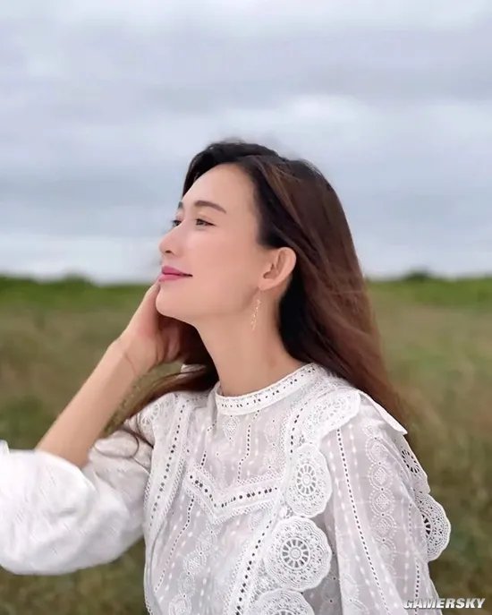 47岁林志玲晒活动美照 身穿长裙优雅知性