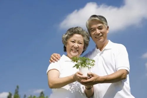 孙女婚礼爷爷奶奶相互搀扶送上戒指，你希望得到这样的祝福吗？