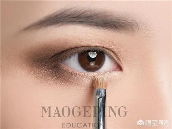 学习化烟熏妆的步骤，清纯优雅的烟熏妆？