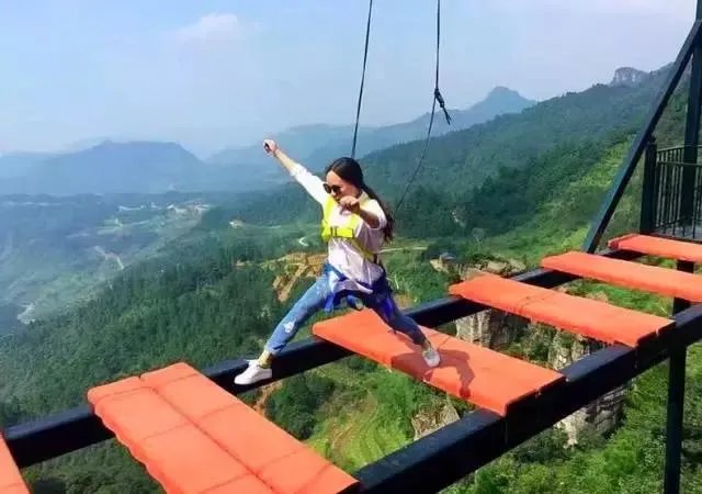 重庆现高80米吓破胆的“天空悬廊”是怎么建的?