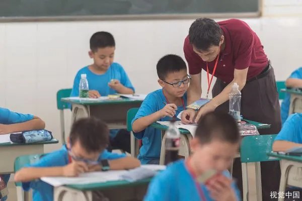 高二数学老师上课不写板书,只念课本,全班考试不及格,可以申请换老师吗?