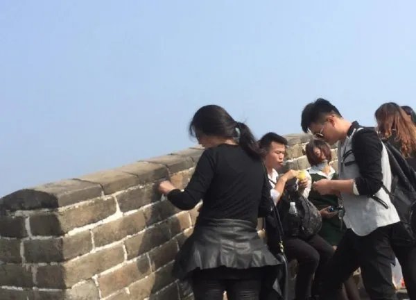 三名游客长城上刻字,你如何评价这种刻字留痕行为?
