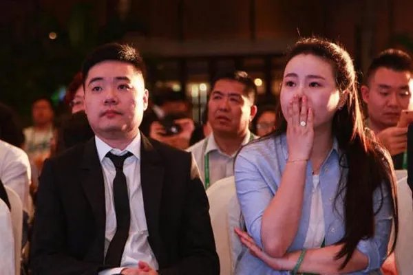 丁俊晖与“富二代”妻子张元元究竟有着怎样的爱情故事?