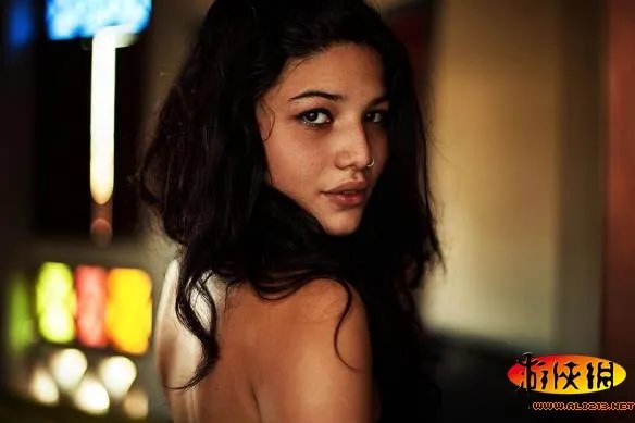 世界美女地图:罗马尼亚29岁女子穷游37国专拍正妹