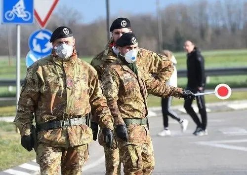 意大利一个2人小镇坚持戴口罩，如何评价这两人的行为？