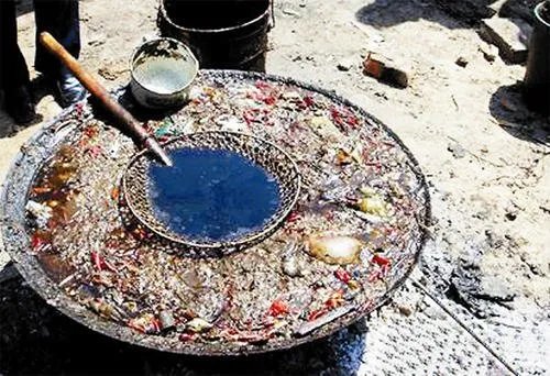 小龙坎老板指使厨师采购地沟油,其该受到怎样的惩罚?