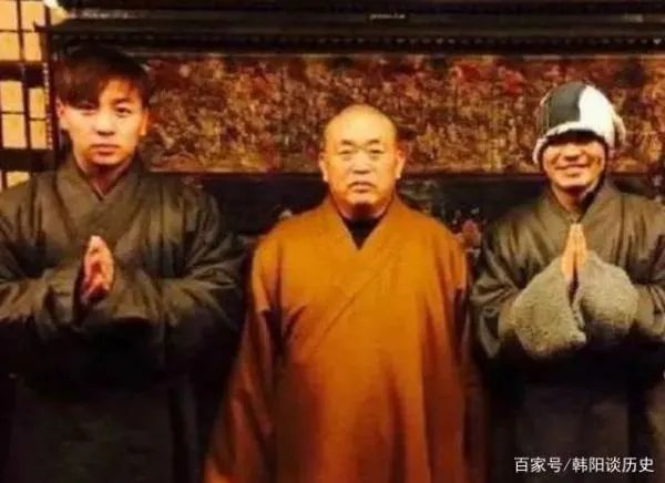 向华强都不敢惹,王宝强要行晚辈礼,释小龙究竟是什么身份?