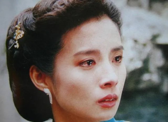 《哑巴新娘》两位主角今昔对比,容颜不变事业却差别巨大,你怎么看?