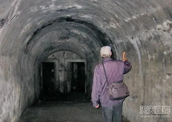 男子挖开神秘地洞 进去发现神秘世界(组图)