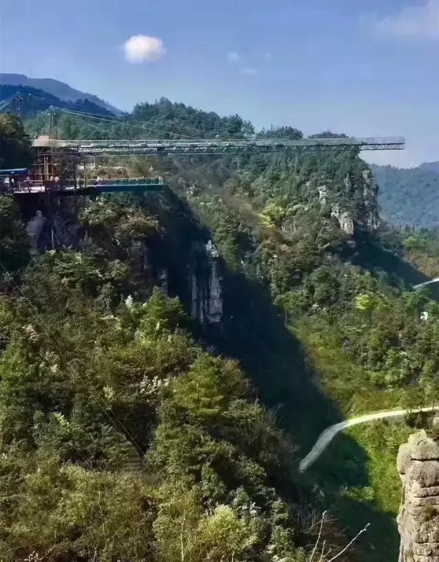 重庆现高80米吓破胆的“天空悬廊”是怎么建的?