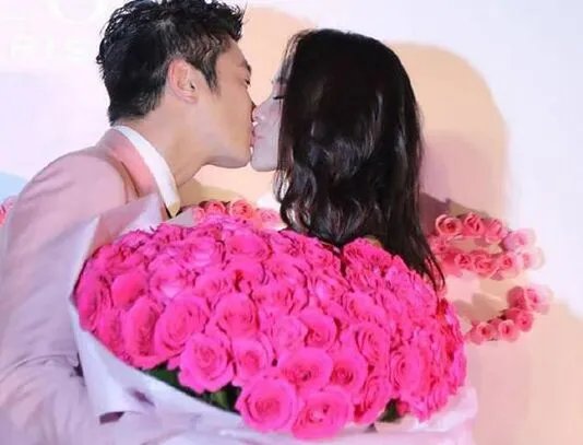 霍思燕杜江婚纱照回忆从前 深情接吻儿子看傻眼