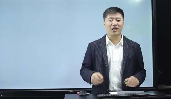 红极一时的张雪峰，因发言不当公开道歉，现在过得怎么样？
