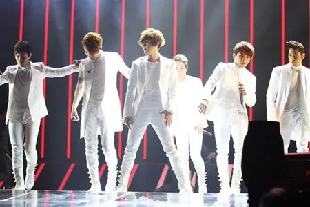 神话14周年演唱会落幕  成员申彗星受伤令粉丝担心