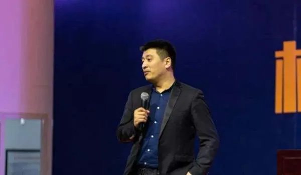 红极一时的张雪峰，因发言不当公开道歉，现在过得怎么样？