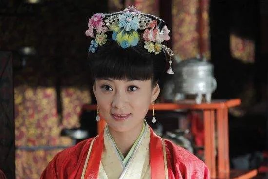 徐佳宁比李小冉大几岁 徐佳宁前妻前妻是谁