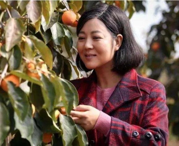 王茜华:演农村剧走红,为拍戏整容200次,今50岁现状如何?