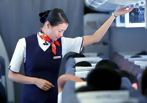 空姐住店发现探头是怎么回事？