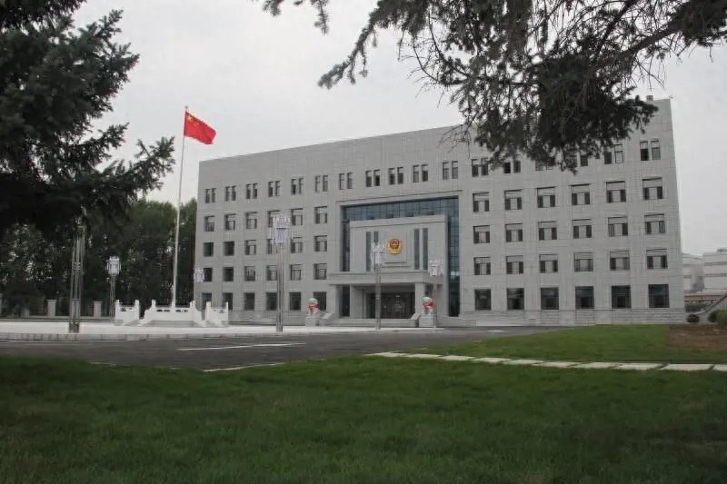 吉林越狱罪犯曾拒捕将老太刺成重伤，11年刑期减刑还剩1年多，民警：不要擅自抓捕