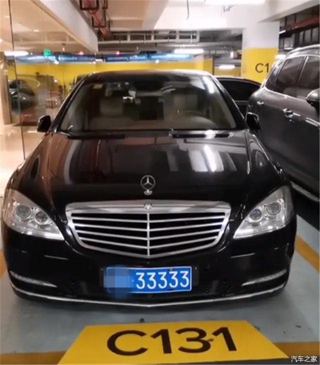 实拍奔驰S500，落地240万，排量4.7T，5秒破百，挂33333车牌