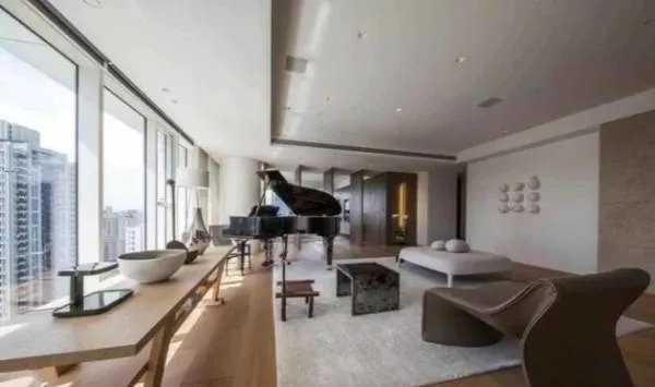 向太携儿子儿媳与友人聚餐,为何郭碧婷表情一脸冷淡?