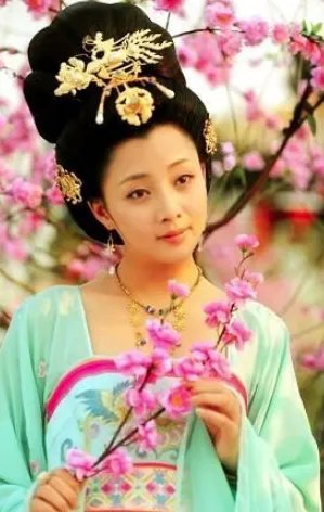 李白为杨贵妃写的三首诗,每一首都太美了
