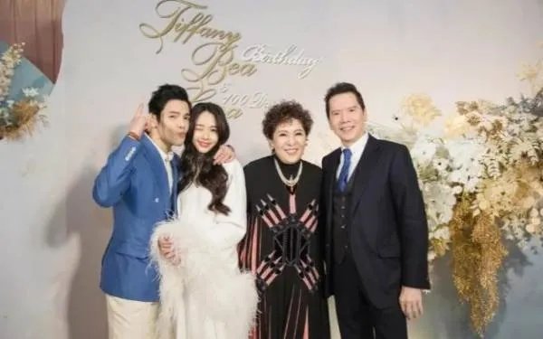 向太携儿子儿媳与友人聚餐,为何郭碧婷表情一脸冷淡?