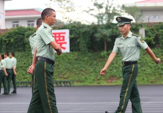 保安训练疯狂顺拐是怎么回事?