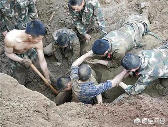 两名工人被垮塌泥土掩埋,50多名武警徒手挖人,你怎么看?