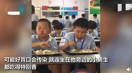男孩吃饭太香被发现秒变优雅boy 现场画面曝光实在是太搞笑了