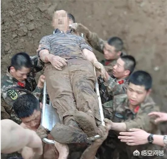 两名工人被垮塌泥土掩埋,50多名武警徒手挖人,你怎么看?
