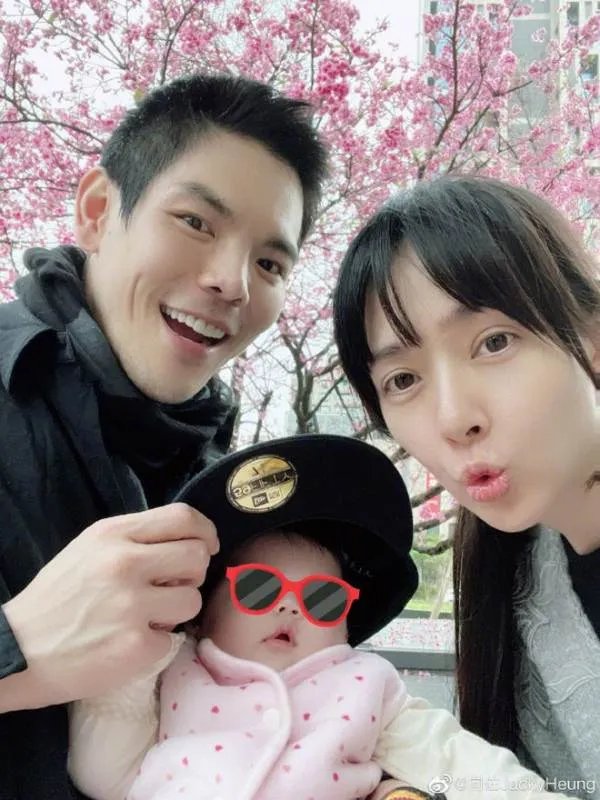 向太携儿子儿媳与友人聚餐,为何郭碧婷表情一脸冷淡?