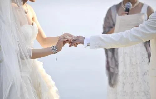孙女婚礼爷爷奶奶相互搀扶送上戒指，你希望得到这样的祝福吗？