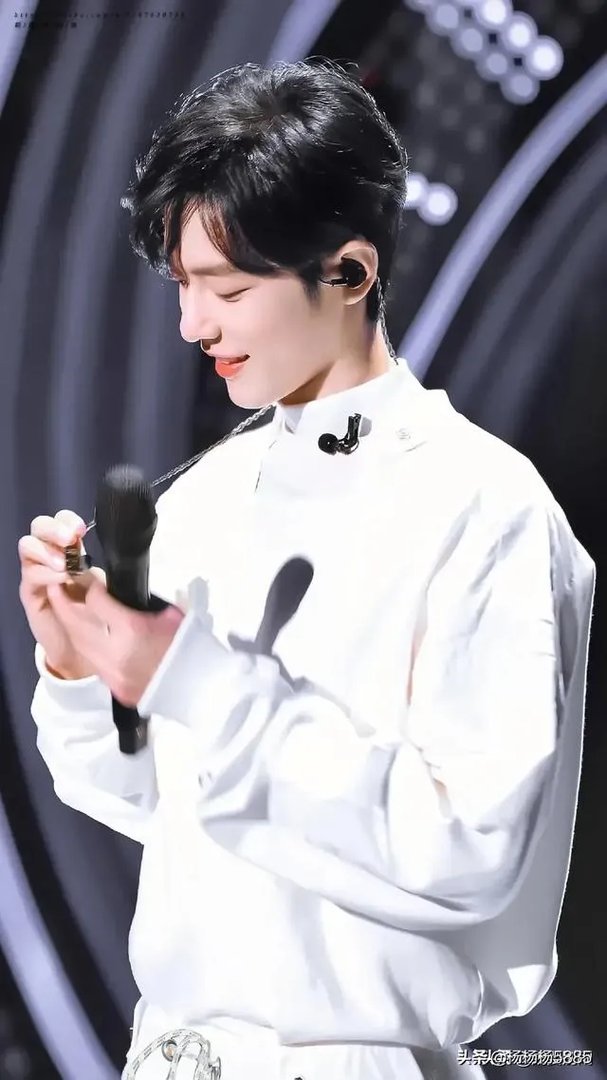 肖战今年可能会参加哪个卫视的跨年演唱会，为什么？