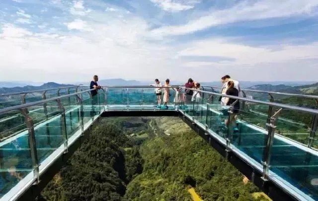 重庆现高80米吓破胆的“天空悬廊”是怎么建的?
