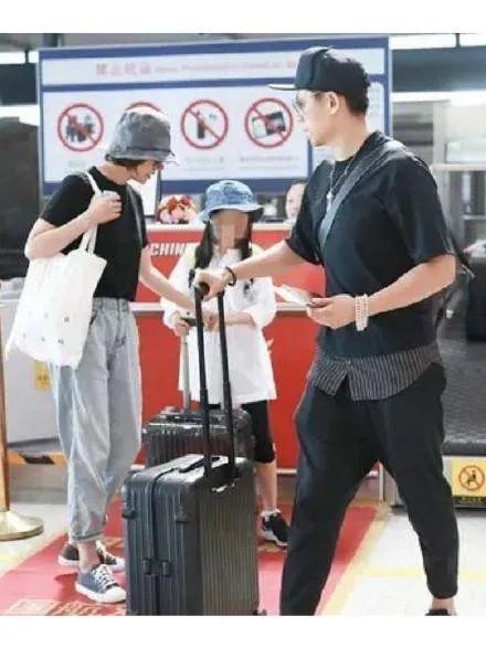 袁泉夏雨穿情侣装现身,女儿身高到妈妈肩膀,一家三口怎么那么接地气呢?