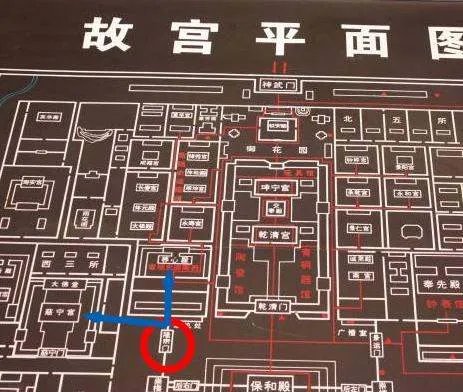 注意了吗?北京故宫匾额上有一根箭,为何200年不摘