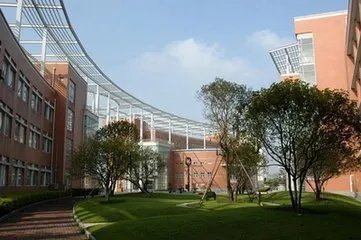 在华师大二附中就读是怎样一番体验?