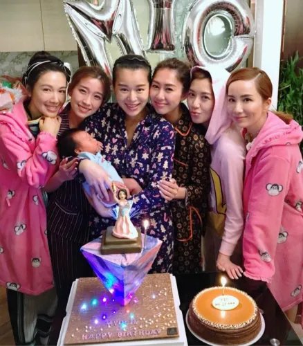 胡杏儿给闺蜜团喝母乳了吗?