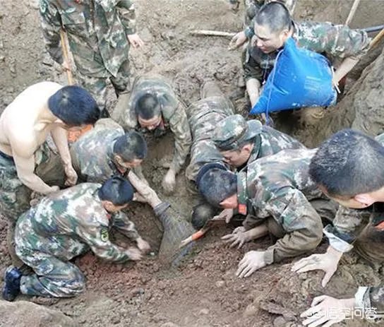 两名工人被垮塌泥土掩埋,50多名武警徒手挖人,你怎么看?