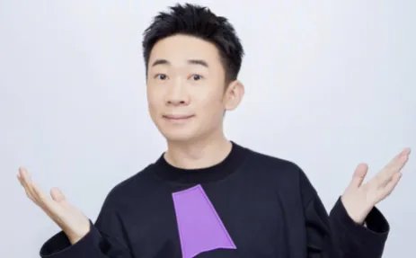 从草根变明星，笑星杨迪当场下跪感谢父母，透露辛酸史引爆泪腺，怎么回事？