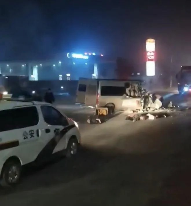 河南安阳汤阴车祸导致6死5伤，该事件中违反了哪些交通法规？
